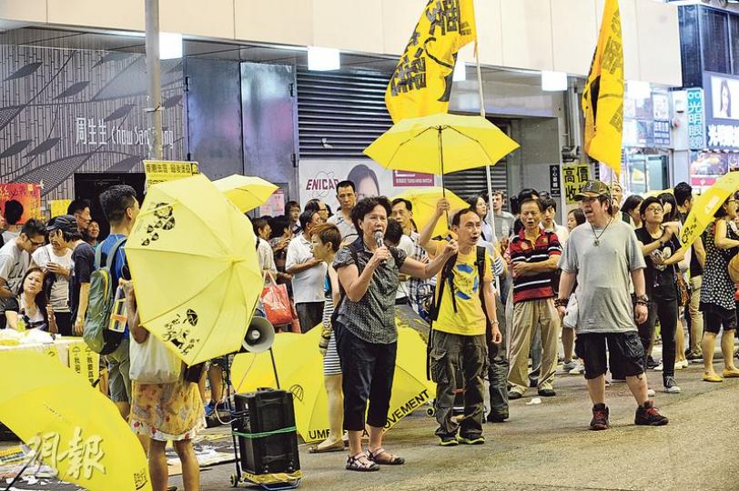 鳩嗚聲勢、人數已不復去年。留下的，夜復夜在旺角游走，不少參加者都是退休人士，他們說，一日未爭取到真普選，也不會停下。（樊銳昌攝）