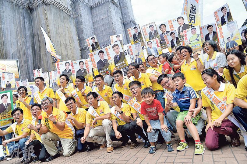 新民主同盟昨舉行誓師大會，宣布派出16人出選區議會，候選人平均年齡約32歲，6名成員爭取連任，包括立法會議員范國威等。（蘇智鑫攝）民建聯昨晚開中委會，領導層會後見傳媒，宣布派出170人參選區議會。左起為該黨副主席周浩鼎、陳勇、彭長緯、主席李慧琼、副主席張國鈞及陳克勤。（劉焌陶攝）