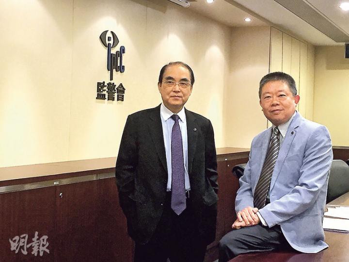 監警會「重案組」即「嚴重投訴個案委員會」內設的特別小組，專門跟進佔領期間對警察的投訴，特別小組召集人陸貽信（左）指出，增設審核程序處理佔領投訴，「不是不信任投訴警察課，但基於公眾利益，需用審慎角度去處理」。右為監警會秘書長朱敏健。（曾錦雯攝）