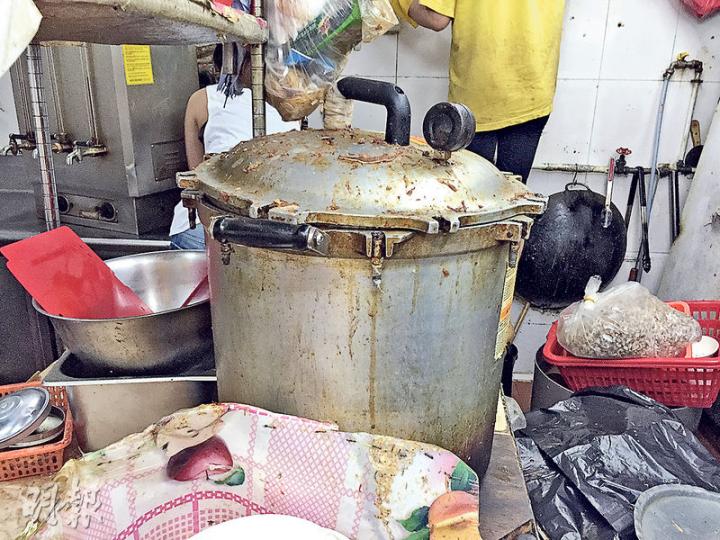 疑因故障「爆煲」的壓力煲，表面沾滿爆出的汁料。（林智傑攝）