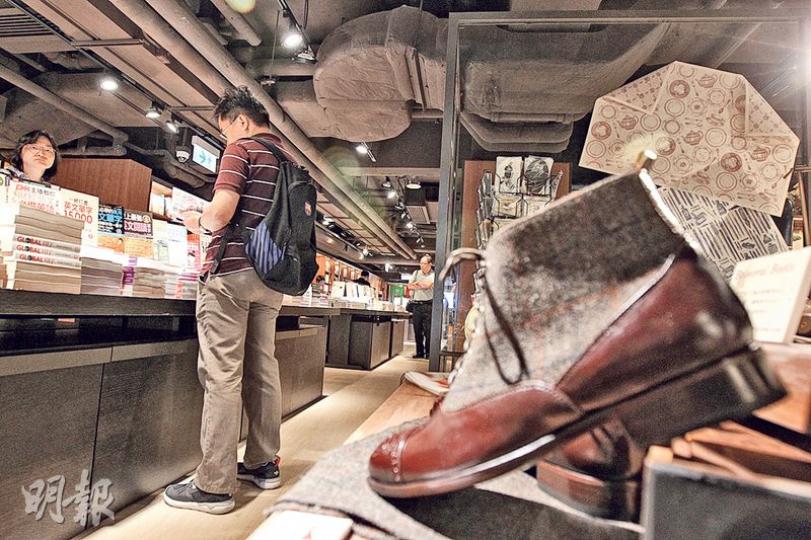 尖沙嘴新店「誠品生活」有四成是非書籍商品，昨日所見，生活雜貨專櫃搶佔有利位置。有顧客稱，被台灣品牌專櫃吸引，認為較同區大型商場有新鮮感。（李紹昌攝）尖沙嘴「誠品生活」的專櫃品牌多元化，專營本地有機蔬菜及家用種植用品的「Farm Direct」亦打入書店，售賣有機沙律菜。（李紹昌攝）