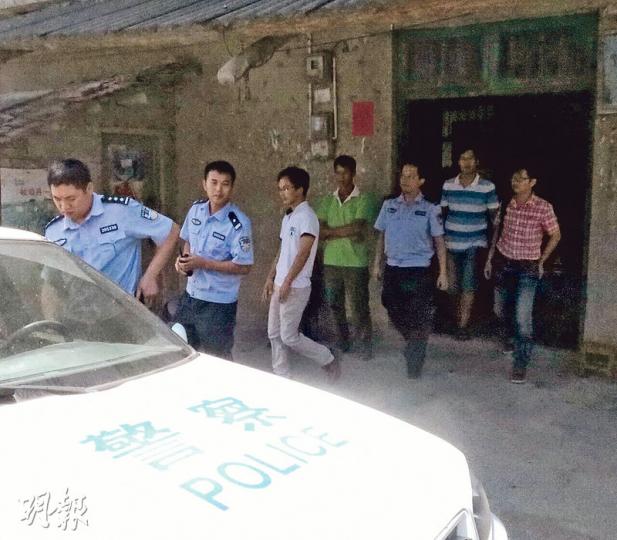 疑犯韋銀勇的弟弟(白衣者)被當地警方帶走協助調查。(明報記者攝)一名佩戴證件的當地官員(右)要村民勿接受記者採訪。(明報記者攝)柳城縣大埔鎮洛崖石公路旁的爆炸現場可見大堆黑色灰燼。(明報記者攝) 疑犯韋銀勇的弟弟(白衣者)被當地警方帶走協助調查。(明報記者攝)一名佩戴證件的當地官員(右)要村民勿接受記者採訪。(明報記者攝)柳城縣大埔鎮洛崖石公路旁的爆炸現場可見大堆黑色灰燼。(明報記者攝)