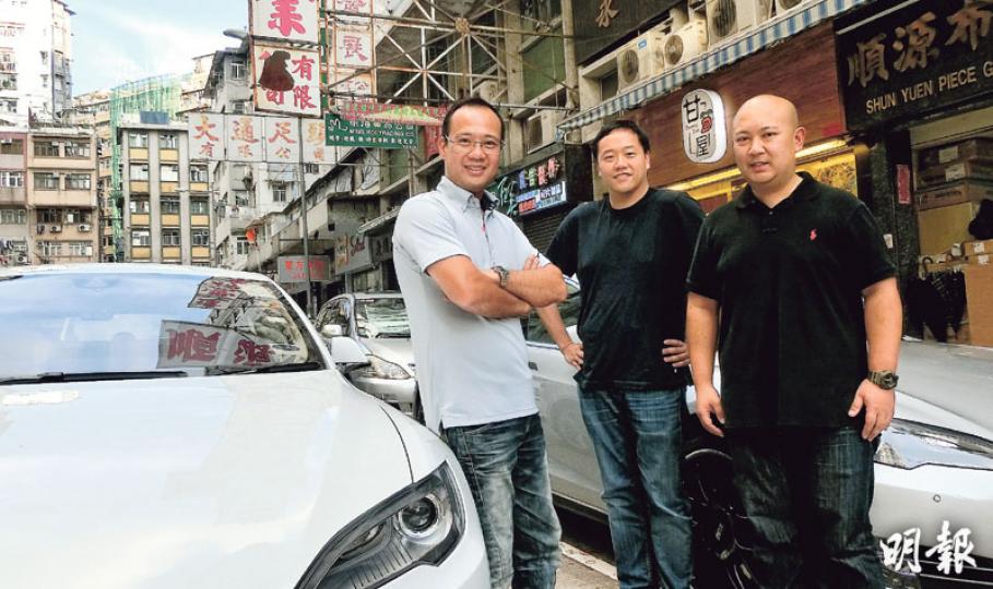 3名電動車車主(左至右)甘先生、伍先生及鄧先生表示,目前在私人住所車位安裝電動車充電器遇上不同困難,特別是法團對電動車充電器缺乏認識,建議政府應加強推廣及制訂一套安裝指引予法團參考。(黃俊鋒攝) 3名電動車車主(左至右)甘先生、伍先生及鄧先生表示,目前在私人住所車位安裝電動車充電器遇上不同困難,特別是法團對電動車充電器缺乏認識,建議政府應加強推廣及制訂一套安裝指引予法團參考。(黃俊鋒攝)