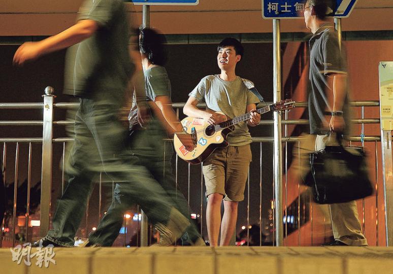 音樂人劉卓軒強調無意挑戰港鐵,亦無意「抽水」,當晚只是如常在街頭唱歌,一如所料被驅趕,只是從沒想到迴響會這樣大。(林俊源攝) 音樂人劉卓軒強調無意挑戰港鐵,亦無意「抽水」,當晚只是如常在街頭唱歌,一如所料被驅趕,只是從沒想到迴響會這樣大。(林俊源攝)