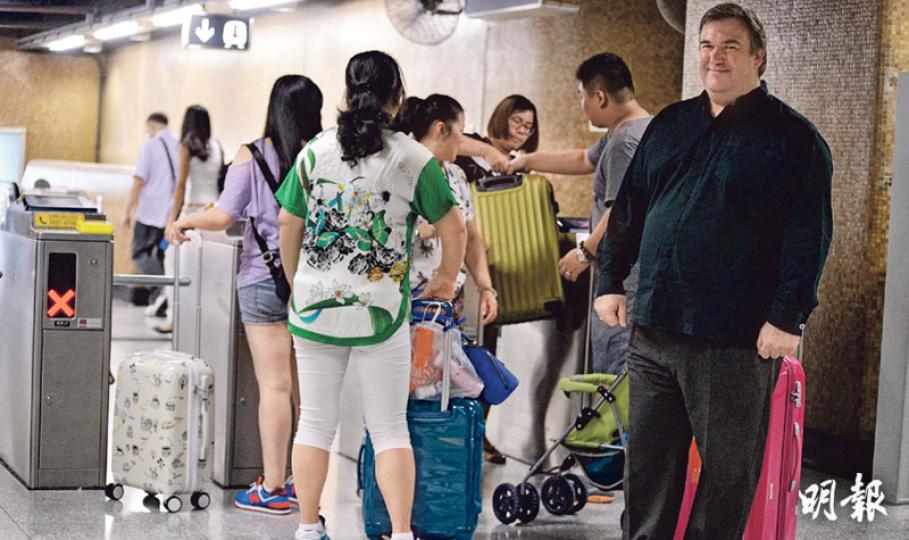 港樂首席大提琴手鮑力卓(Richard Bamping,右)認為,港鐵提出最少1個月的檢討期太長,做法官僚,促請他們盡快完成檢討,確保樂手攜樂器乘搭鐵路時不再受阻。(馮凱鍵攝) 港樂首席大提琴手鮑力卓(Richard Bamping,右)認為,港鐵提出最少1個月的檢討期太長,做法官僚,促請他們盡快完成檢討,確保樂手攜樂器乘搭鐵路時不再受阻。(馮凱鍵攝)