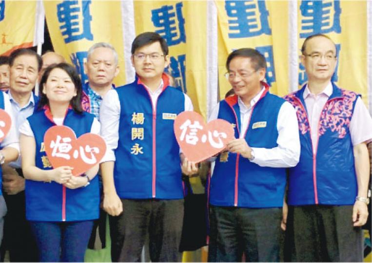 民建聯葉國謙(右二)未有競逐連任觀龍選區,他指自己參選來屆立法會的機會不高,昨日把「信心」紙牌交予出選該區的楊開永(右三)。(梁智康攝) 民建聯葉國謙(右二)未有競逐連任觀龍選區,他指自己參選來屆立法會的機會不高,昨日把「信心」紙牌交予出選該區的楊開永(右三)。(梁智康攝)