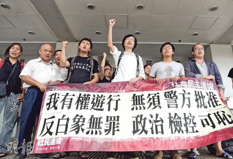 社民連成員黃永志(穿白恤衫舉手者)早前承認兩項非法集結,罰款5000元。裁判官指示威者行為非針對個別警察,但勸喻黃檢討示威方式會否令衝突變成焦點,掩蓋示威原意。(鍾林枝攝)李家樂獲裁定參與非法集結罪名不成立。(何偉畧攝) 社民連成員黃永志(穿白恤衫舉手者)早前承認兩項非法集結,罰款5000元。裁判官指示威者行為非針對個別警察,但勸喻黃檢討示威方式會否令衝突變成焦點,掩蓋示威原意。(鍾林枝攝)李家樂獲裁定參與非法集結罪名不成立。(何偉畧攝)