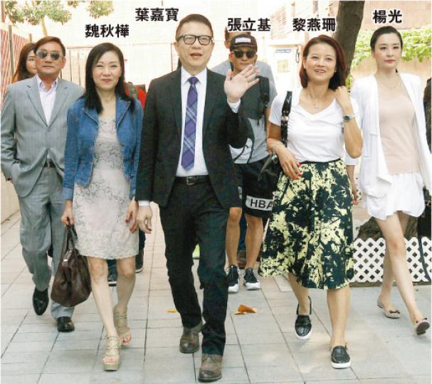 葉家寶昨在黎燕珊、魏秋樺、張立基、楊光等亞視前藝員及同事的支持下到達沙田裁判法院應訊,葉稱自己睡得很好,養精蓄銳,更透露考慮出書自述欠薪事件的始末。(李紹昌攝)一身黑白衣、戴上墨鏡的宮雪花,昨在庭外舉起用黑色墨寫的「不寒而慄」4個大字。她稱葉家寶為員工出力,卻落得如此下場,情况就如長實主席李嘉誠日前所說一樣「不寒而慄」。(李紹昌攝) 葉家寶昨在黎燕珊、魏秋樺、張立基、楊光等亞視前藝員及同事的支持下到達沙田裁判法院應訊,葉稱自己睡得很好,養精蓄銳,更透露考慮出書自述欠薪事件的始末。(李紹昌攝)一身黑白衣、戴上墨鏡的宮雪花,昨在庭外舉起用黑色墨寫的「不寒而慄」4個大字。她稱葉家寶為員工出力,卻落得如此下場,情况就如長實主席李嘉誠日前所說一樣「不寒而慄」。(李紹昌攝)