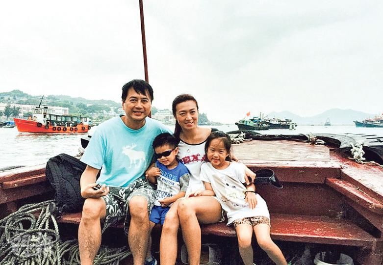 姚嘉妮與老公林祖輝帶一對子女到長洲度假,一家四口玩得盡興。(微博圖片) 姚嘉妮與老公林祖輝帶一對子女到長洲度假,一家四口玩得盡興。(微博圖片)