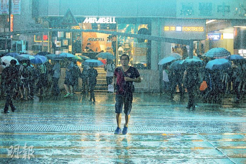 「彩虹」昨午增強為颱風，逐步逼近本港，帶來狂風大雨。旺角昨午5時風雲色變，滂沱大雨下，有市民未有撐傘，在暴雨中狂奔。（林俊源攝）