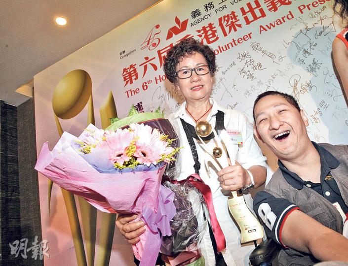 為特殊兒童學校擔任義工達35年的傅太（左），最記得學童的窩心舉動，如「（分茶點時）佢哋畀咗我先畀老師，嗰份滿足感好緊要」，也是推動她從事義工的動力。傅太的兒子（右）昨日伴同母親出席傑出義工獎頒獎禮。（李紹昌攝）協助「明哥」陳灼明（左三）派飯而成立的義工隊「北河同行」，昨獲香港傑出義工團隊獎。（李紹昌攝）