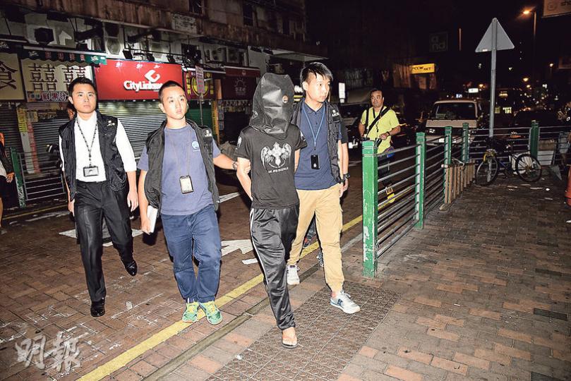 警方破獲活躍油尖旺區的匪幫，拘捕3名14歲至19歲疑犯，他們涉嫌與區內最少4宗劫案有關。昨凌晨探員將其中一名疑犯押至深水埗福榮街調查。（蔡方山攝）