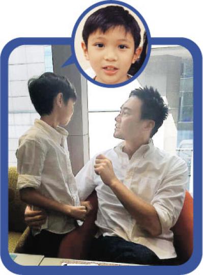 張智霖攬着兒子魔童密密斟，網民大讚同穿白色恤衫的兩父子好帥。（微博圖片）