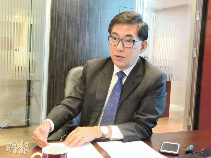 領展多年來一直被指剝奪小商戶生存權,惟領展行政總裁王國龍強調,小商戶佔旗下商場租戶比例仍達60%,集團目標只是改善商戶組合,減低惡性競爭,以幫助商戶擴大商圈。(陳偉燊攝) 領展多年來一直被指剝奪小商戶生存權,惟領展行政總裁王國龍強調,小商戶佔旗下商場租戶比例仍達60%,集團目標只是改善商戶組合,減低惡性競爭,以幫助商戶擴大商圈。(陳偉燊攝)