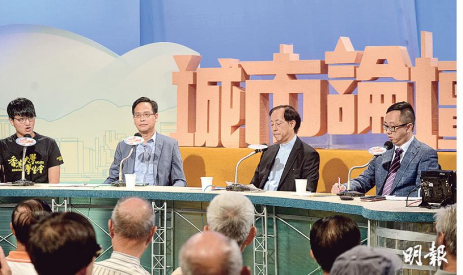 「支持十大院長聲明校友組」發言人彭泓基(右二)昨出席港台節目《城市論壇》時表示,學生會會長馮敬恩(左一)披露校委會會議內容的做法會增加雙方「仇恨」。左二為港大校友關注組召集人葉建源,右一為港大教育學院副教授李輝。(鍾林枝攝)港大校委會主席梁智鴻(左)昨表示,自己出任主席處事公平。圖為他出席「2015世界移植運動會阿根廷凱旋祝捷大會」,在拍攝大合照時不慎跌倒,旁邊的人立即扶起他。梁跌倒後仍面帶微笑,其後接受記者訪問時未見大礙。(馮凱鍵攝) 「支持十大院長聲明校友組」發言人彭泓基(右二)昨出席港台節目《城市論壇》時表示,學生會會長馮敬恩(左一)披露校委會會議內容的做法會增加雙方「仇恨」。左二為港大校友關注組召集人葉建源,右一為港大教育學院副教授李輝。(鍾林枝攝)港大校委會主席梁智鴻(左)昨表示,自己出任主席處事公平。圖為他出席「2015世界移植運動會阿根廷凱旋祝捷大會」,在拍攝大合照時不慎跌倒,旁邊的人立即扶起他。梁跌倒後仍面帶微笑,其後接受記者訪問時未見大礙。(馮凱鍵攝)