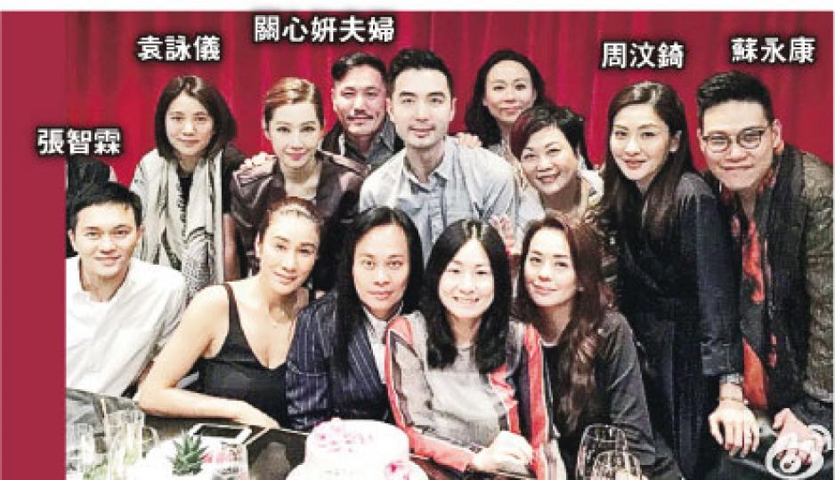 前日是蔡一智與太太周雪芳(前排右三、右二)結婚紀念日,他們相約一眾好友食飯慶祝。(微博圖片)蔡一智搭着太太周雪芳膊頭甜蜜慶祝結婚9周年。(微博圖片) 前日是蔡一智與太太周雪芳(前排右三、右二)結婚紀念日,他們相約一眾好友食飯慶祝。(微博圖片)蔡一智搭着太太周雪芳膊頭甜蜜慶祝結婚9周年。(微博圖片)