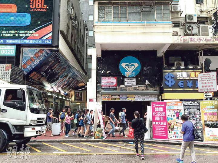 市場消息指,毗鄰旺角百老匯戲院的西洋菜南街地舖,丟空逾1年後終獲時裝品牌以逾65萬元承租;現場所見,該舖人流暢旺,舖外亦掛出已成功租出的告示。(林尚民攝) 市場消息指,毗鄰旺角百老匯戲院的西洋菜南街地舖,丟空逾1年後終獲時裝品牌以逾65萬元承租;現場所見,該舖人流暢旺,舖外亦掛出已成功租出的告示。(林尚民攝)