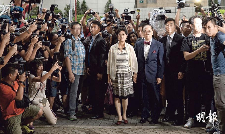 歷來被控以公職人員行為失當罪的最高級官員的前特首曾蔭權,昨午由妻子鮑笑薇陪同到東區法院提堂,吸引逾百傳媒採訪。曾蔭權夫婦(中)在記者包圍及鎂光燈照射下,儼如站在這個「非一般」舞台上的主角。(鍾林枝攝)香港歷來被檢控的最高級政府官員前特首曾蔭權(圖),昨於法院外面對大批傳媒時一度眼泛淚光。他表示一直配合廉署調查,「我問心無愧,深信法庭會還我清白」。(林俊源攝)前特首曾蔭權昨日下午到西灣河東區裁判法院應訊,其七人車於法院門外被大批記者包圍,需出動近20名警員開路,其中亦看到「G4」(要員保護組)人員 歷來被控以公職人員行為失當罪的最高級官員的前特首曾蔭權,昨午由妻子鮑笑薇陪同到東區法院提堂,吸引逾百傳媒採訪。曾蔭權夫婦(中)在記者包圍及鎂光燈照射下,儼如站在這個「非一般」舞台上的主角。(鍾林枝攝)香港歷來被檢控的最高級政府官員前特首曾蔭權(圖),昨於法院外面對大批傳媒時一度眼泛淚光。他表示一直配合廉署調查,「我問心無愧,深信法庭會還我清白」。(林俊源攝)前特首曾蔭權昨日下午到西灣河東區裁判法院應訊,其七人車於法院門外被大批記者包圍,需出動近20名警員開路,其中亦看到「G4」(要員保護組)人員