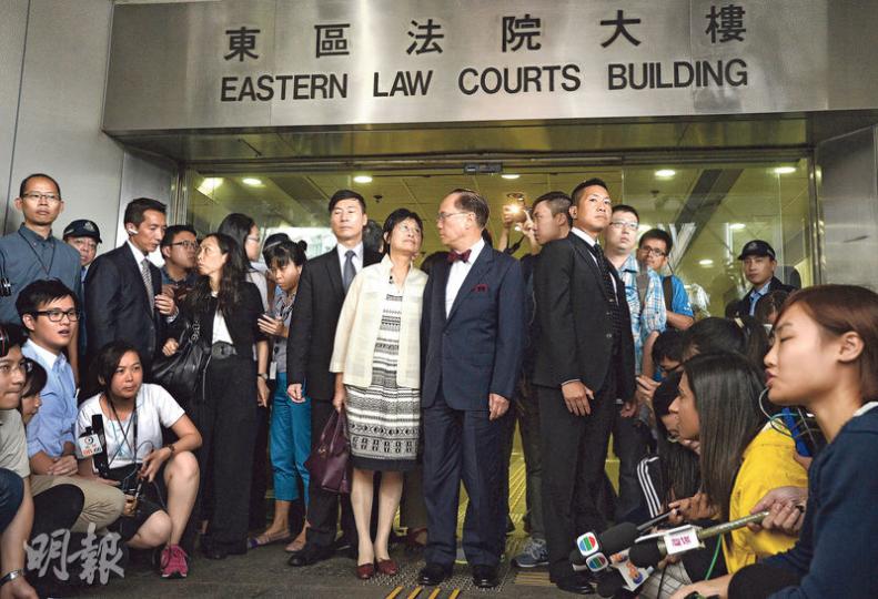 前特首曾蔭權昨晨被落案起訴後,案件即於下午在東區法院提堂。他與妻子鮑笑薇手拖手離開法院時,在傳媒包圍下一度情深對望。(鍾林枝攝)前特首曾蔭權夫婦的AM388座駕離開東區法院後,駛回畢拉山道前高級公務員宿舍(紅框示),單位露台已有屏風遮掩。其座駕其後離開畢拉山道,曾到達淺水灣道5號曾蔭權胞妹寓所。至晚上9時許,座駕再次駛到宿舍,10分鐘後離開。座駕車窗被簾遮蓋,離開時有G4車阻止記者追車,而畢拉山宿舍至深夜都未見有燈光。(鍾林枝攝) 前特首曾蔭權昨晨被落案起訴後,案件即於下午在東區法院提堂。他與妻子鮑笑薇手拖手離開法院時,在傳媒包圍下一度情深對望。(鍾林枝攝)前特首曾蔭權夫婦的AM388座駕離開東區法院後,駛回畢拉山道前高級公務員宿舍(紅框示),單位露台已有屏風遮掩。其座駕其後離開畢拉山道,曾到達淺水灣道5號曾蔭權胞妹寓所。至晚上9時許,座駕再次駛到宿舍,10分鐘後離開。座駕車窗被簾遮蓋,離開時有G4車阻止記者追車,而畢拉山宿舍至深夜都未見有燈光。(鍾林枝攝)