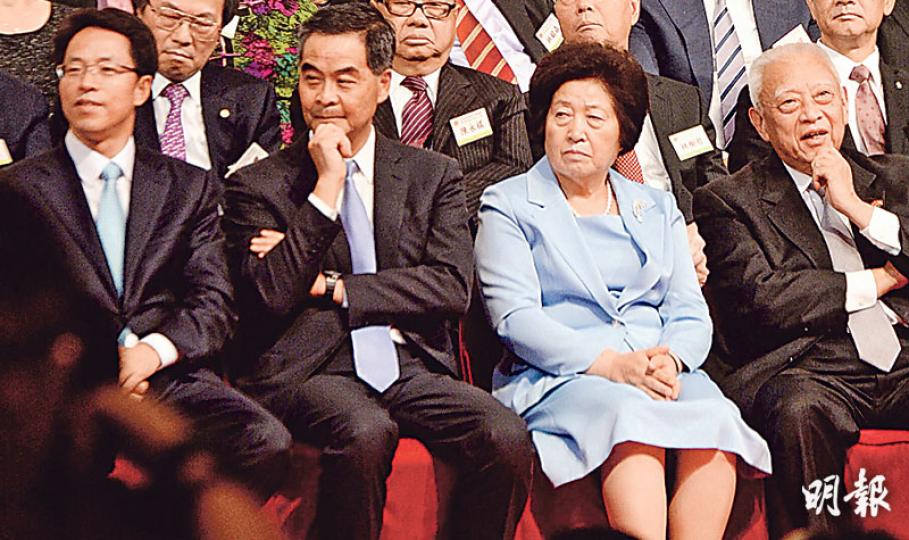 中聯辦主任張曉明(前排左起)、特首梁振英、中央統戰部長孫春蘭及全國政協副主席董建華,昨出席抗戰70周年紀念活動。(劉焌陶攝)中共中央政治局委員、統戰部長孫春蘭昨上午於下榻的灣仔香港君悅酒店,與多名香港商界人士會面,包括長和副主席李澤鉅、新世界發展主席鄭家純、恒基地產副主席李家傑、信和置業主席黃志祥和嘉里集團主席郭鶴年。李澤鉅會後稱會面氣氛良好。(劉焌陶攝) 中聯辦主任張曉明(前排左起)、特首梁振英、中央統戰部長孫春蘭及全國政協副主席董建華,昨出席抗戰70周年紀念活動。(劉焌陶攝)中共中央政治局委員、統戰部長孫春蘭昨上午於下榻的灣仔香港君悅酒店,與多名香港商界人士會面,包括長和副主席李澤鉅、新世界發展主席鄭家純、恒基地產副主席李家傑、信和置業主席黃志祥和嘉里集團主席郭鶴年。李澤鉅會後稱會面氣氛良好。(劉焌陶攝)