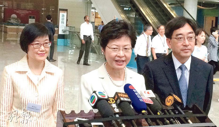 政務司長林鄭月娥(中)昨到港大深圳醫院參觀,回應曾蔭權的案件時說﹕「曾先生服務香港社會期間是很盡心盡力為香港打拼……希望社會上不要忘記這一點。」右為食衛局長高永文。(梁杏怡攝) 政務司長林鄭月娥(中)昨到港大深圳醫院參觀,回應曾蔭權的案件時說﹕「曾先生服務香港社會期間是很盡心盡力為香港打拼……希望社會上不要忘記這一點。」右為食衛局長高永文。(梁杏怡攝)