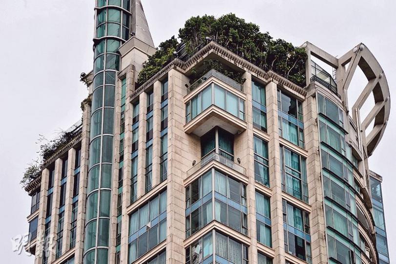 曾蔭權原計劃卸任後租住香港數碼廣播主要股東黃楚標名下的深圳東海花園一個頂層複式單位(紅框示)。(馮凱鍵攝)曾蔭權曾計劃卸任後租住深圳福田區的東海花園(圖)君豪閣頂層複式單位,後來被傳媒揭發事件,他最終放棄租住,地產代理指有關單位在裝修後一直丟空。(馮凱鍵攝) 曾蔭權原計劃卸任後租住香港數碼廣播主要股東黃楚標名下的深圳東海花園一個頂層複式單位(紅框示)。(馮凱鍵攝)曾蔭權曾計劃卸任後租住深圳福田區的東海花園(圖)君豪閣頂層複式單位,後來被傳媒揭發事件,他最終放棄租住,地產代理指有關單位在裝修後一直丟空。(馮凱鍵攝)
