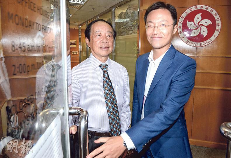 前政助楊哲安(右)有做過立法會議員嘅爸爸楊孝華(左)支持,噚日去報名參選區議會選舉。(劉焌陶攝) 前政助楊哲安(右)有做過立法會議員嘅爸爸楊孝華(左)支持,噚日去報名參選區議會選舉。(劉焌陶攝)