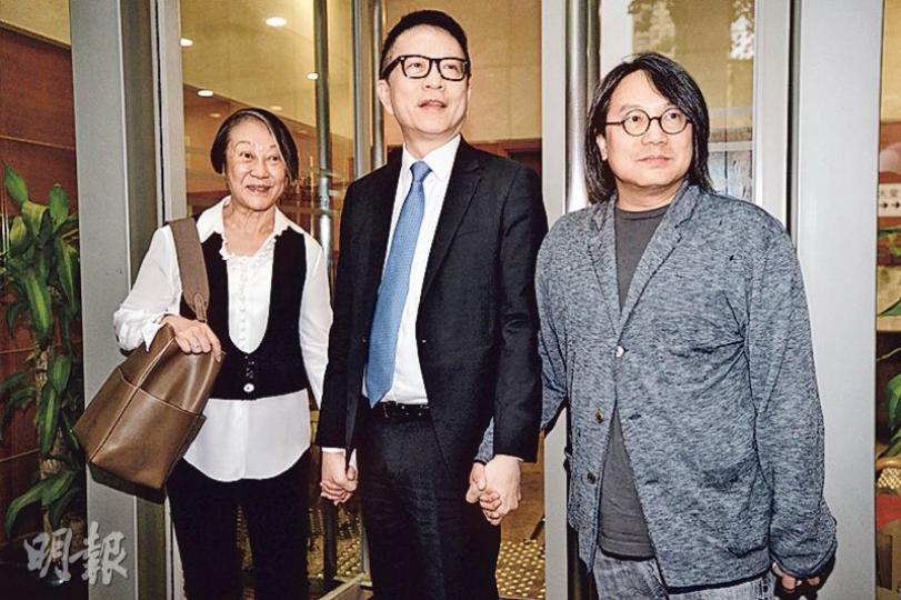 被指縱容亞視拖欠員工薪金的葉家寶(中)自辯說,他畢業後先後加入無綫及香港電台電視部,及後在一間製作公司認識現任黎明經理人陳善之(右),其後兩人在亞視再度成為同事。陳昨在法院外與葉手拖手,表示支持。左為金牌經理人陳家瑛。(馮凱鍵攝) 被指縱容亞視拖欠員工薪金的葉家寶(中)自辯說,他畢業後先後加入無綫及香港電台電視部,及後在一間製作公司認識現任黎明經理人陳善之(右),其後兩人在亞視再度成為同事。陳昨在法院外與葉手拖手,表示支持。左為金牌經理人陳家瑛。(馮凱鍵攝)