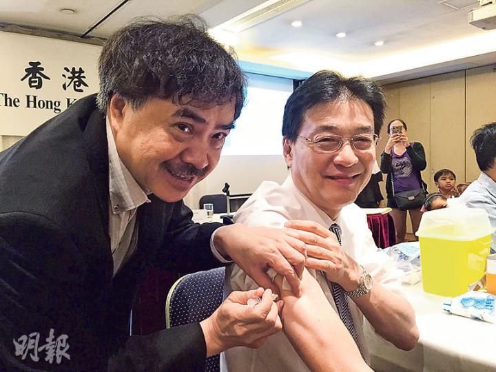 香港醫學會副會長陳以誠(左)即場為會長史泰祖(右)注射四價流感疫苗,陳批評政府在資助市民接種疫苗上力度不足,建議將資助額由160元提高至250元。(王丹麟攝) 香港醫學會副會長陳以誠(左)即場為會長史泰祖(右)注射四價流感疫苗,陳批評政府在資助市民接種疫苗上力度不足,建議將資助額由160元提高至250元。(王丹麟攝)