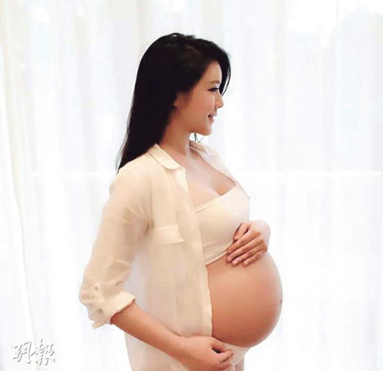 官恩娜在上周五仍表示BB還在肚裏,不過前日已榮升新手媽咪了。(微博圖片)Ella與醫生老公毛諾理開心迎接BB降臨,這一刻兩公婆都忙於照顧他們的愛情結晶品。(微博圖片) 官恩娜在上周五仍表示BB還在肚裏,不過前日已榮升新手媽咪了。(微博圖片)Ella與醫生老公毛諾理開心迎接BB降臨,這一刻兩公婆都忙於照顧他們的愛情結晶品。(微博圖片)