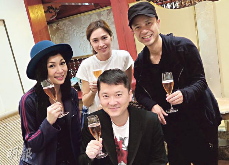 邱子傑(前排右)44歲生日,太太邱李茂琪(前排左)特別安排到日本旅遊為其慶祝,更邀請好友李克勤(後排右)與太太盧淑儀(後排左)同行,4人齊齊開心舉杯。(微博圖片) 邱子傑(前排右)44歲生日,太太邱李茂琪(前排左)特別安排到日本旅遊為其慶祝,更邀請好友李克勤(後排右)與太太盧淑儀(後排左)同行,4人齊齊開心舉杯。(微博圖片)