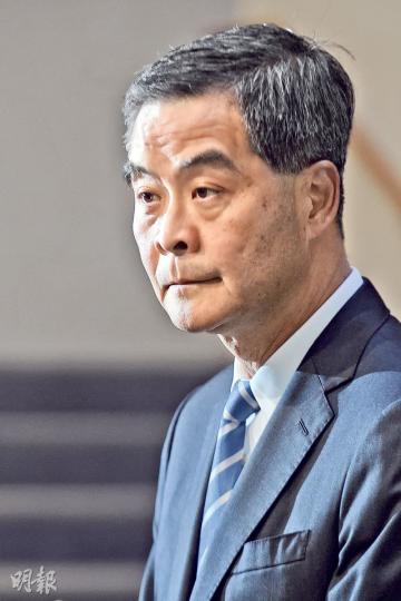 特首梁振英昨在開行政會議前見記者,稱曾蔭權被起訴一事是律政司做獨立決定,「沒有任何政治考量」,但未回應何時會修改《防賄條例》。(劉焌陶攝)前律政司長梁愛詩接受商台《在晴朗的一天出發》訪問,對曾蔭權被起訴感到突然,但指這明顯反映了行政長官不是凌駕法律之上。(陳淑安攝) 特首梁振英昨在開行政會議前見記者,稱曾蔭權被起訴一事是律政司做獨立決定,「沒有任何政治考量」,但未回應何時會修改《防賄條例》。(劉焌陶攝)前律政司長梁愛詩接受商台《在晴朗的一天出發》訪問,對曾蔭權被起訴感到突然,但指這明顯反映了行政長官不是凌駕法律之上。(陳淑安攝)