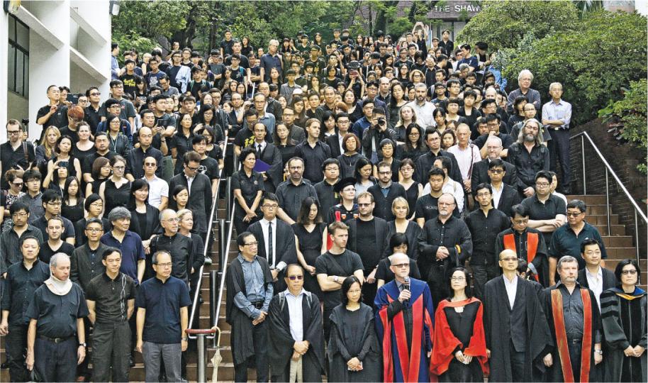港大多名教職員不滿校委會否決任命陳文敏為副校長,參與昨日的靜默遊行,包括中文學院教授史書美(前排右起)、文學院前院長顧德諾(Douglas Kerr)、陳祖為、何式凝、人文學院主任Timothy O'Leary、法律學系系主任何錦璇、楊森,以及佔中三子之一戴耀廷(左一)。(李紹昌攝)港大教授發起教職員及學生「靜默遊行」,走在最前的包括社會工作及社會行政學系副教授何式凝(前排穿紅披肩)、社會工作及社會行政學系榮譽助理教授楊森(第二排左一起)、人文學院主任Timothy O'Leary、政治與公共行 港大多名教職員不滿校委會否決任命陳文敏為副校長,參與昨日的靜默遊行,包括中文學院教授史書美(前排右起)、文學院前院長顧德諾(Douglas Kerr)、陳祖為、何式凝、人文學院主任Timothy O'Leary、法律學系系主任何錦璇、楊森,以及佔中三子之一戴耀廷(左一)。(李紹昌攝)港大教授發起教職員及學生「靜默遊行」,走在最前的包括社會工作及社會行政學系副教授何式凝(前排穿紅披肩)、社會工作及社會行政學系榮譽助理教授楊森(第二排左一起)、人文學院主任Timothy O'Leary、政治與公共行