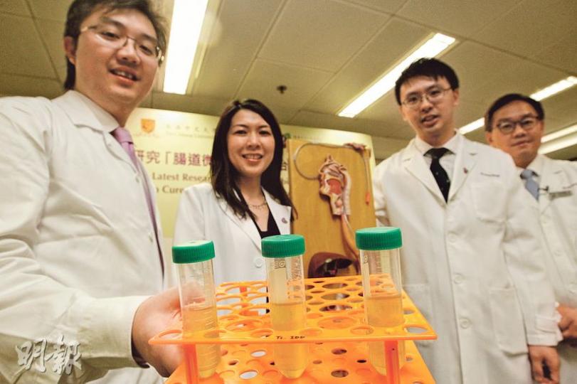 中大腸胃科團隊研究用「腸道微生物移植」治療難辨梭菌，療效遠勝抗生素，中大內科及藥物治療學系名譽臨牀助理教授林朗昕（左一）手持的試管盛有已過濾的「糞水」，圖左起為林朗昕、該學系副教授黃秀娟、助理教授黃曦及教授胡志遠。（郭慶輝攝）