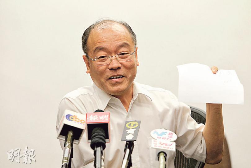 民協前成員黃仲棋突然表明考慮參加區選,仲打算對撼現任區議員馮檢基(圖),搞到阿基要暫緩報名。阿基噚日見記者講解形勢。(林俊源攝) 民協前成員黃仲棋突然表明考慮參加區選,仲打算對撼現任區議員馮檢基(圖),搞到阿基要暫緩報名。阿基噚日見記者講解形勢。(林俊源攝)