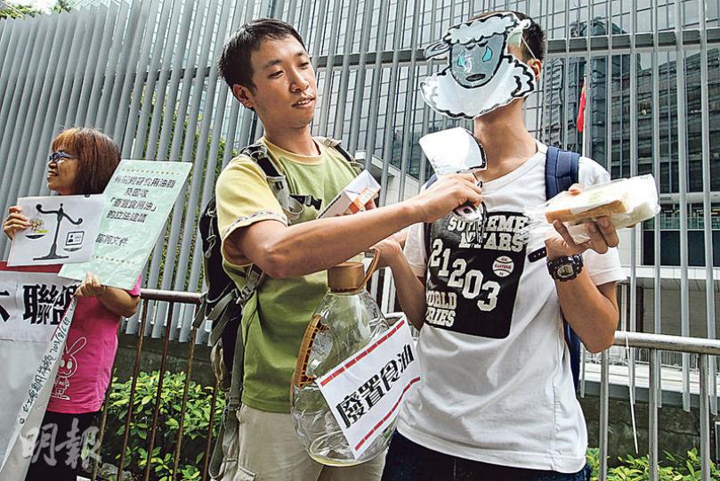 政府擬立法規管廢食油回收，多個回收廢食油製作環保肥皂的團體組成關注廢食油回收大聯盟，昨在政總外發聲明表示，他們旨在推廣環保，恐日後回收廢食油的牌費太貴，會導致停產。聯盟表示，倘政府「一刀切」監管，他們會有如代罪羔羊。（林俊源攝）