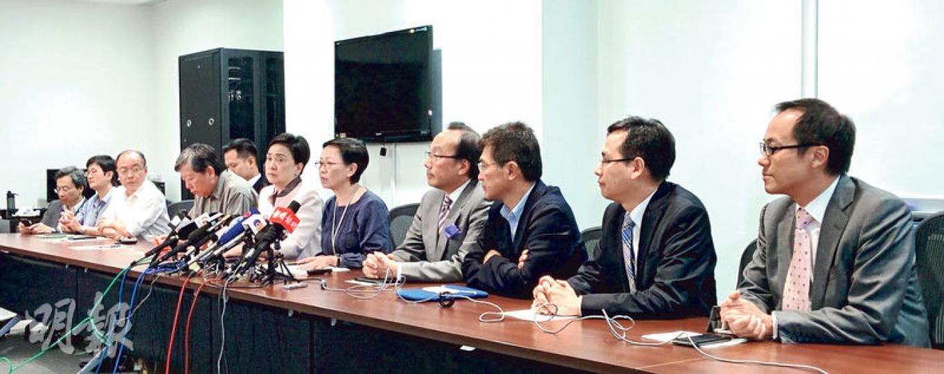 泛民會議召集人何秀蘭(右五)指出,泛民會參選各立法會委員會正、副主席,民主黨主席劉慧卿(右六)及單仲偕(右三)則分別競逐財委會及內會主席。(梁智康攝) 泛民會議召集人何秀蘭(右五)指出,泛民會參選各立法會委員會正、副主席,民主黨主席劉慧卿(右六)及單仲偕(右三)則分別競逐財委會及內會主席。(梁智康攝)
