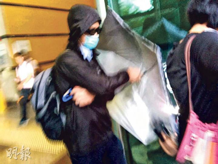 被告趙子卓(圖)離開法庭時身穿風衣、戴上口罩和太陽眼鏡,由親友護送登上私家車離開,其間與在場記者爭執,甚至用車門夾住記者。(植敏欣攝) 被告趙子卓(圖)離開法庭時身穿風衣、戴上口罩和太陽眼鏡,由親友護送登上私家車離開,其間與在場記者爭執,甚至用車門夾住記者。(植敏欣攝)