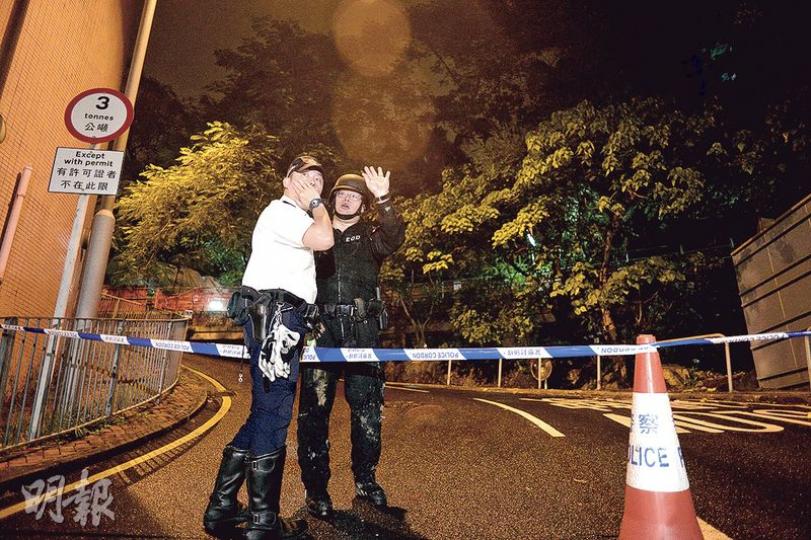 瑪麗醫院重建地盤昨午掘出一枚戰時炮彈,警方及消防趕至封鎖現場戒備,等候爆炸品處理課人員,其間更疏散附近一帶約500人。(鍾林枝攝) 瑪麗醫院重建地盤昨午掘出一枚戰時炮彈,警方及消防趕至封鎖現場戒備,等候爆炸品處理課人員,其間更疏散附近一帶約500人。(鍾林枝攝)