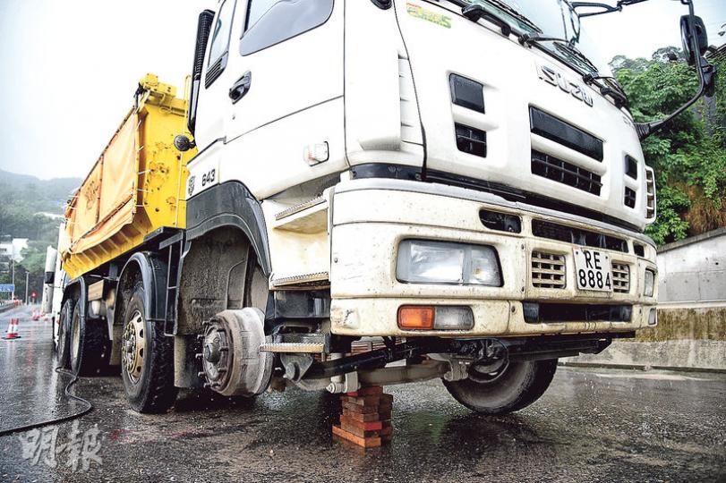 秀茂坪昨發生「偷車胎」疑雲,司機發現停泊路邊泥頭車右前胎被拆報警;警員到場調查揭發與拖欠維修費有關。(蔡方山攝)經警員調解,車房東主(圖)在司機支付欠款後,將車胎重新裝回泥頭車,和氣收場。(蔡方山攝) 秀茂坪昨發生「偷車胎」疑雲,司機發現停泊路邊泥頭車右前胎被拆報警;警員到場調查揭發與拖欠維修費有關。(蔡方山攝)經警員調解,車房東主(圖)在司機支付欠款後,將車胎重新裝回泥頭車,和氣收場。(蔡方山攝)