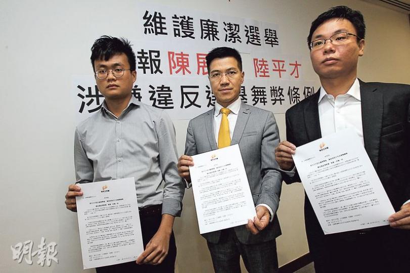 新民主同盟向廉署報案,該黨立法會議員范國威(中)表示,懷疑有人以「脅迫」手段要成員黎銘澤(左)及呂文光(右)棄選區議會。(李紹昌攝) 新民主同盟向廉署報案,該黨立法會議員范國威(中)表示,懷疑有人以「脅迫」手段要成員黎銘澤(左)及呂文光(右)棄選區議會。(李紹昌攝)