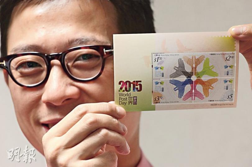 香港郵政高級經理(集郵推廣)李振宇話,聽日發行嘅郵票可以透過不同組合,形成兩種構圖,佢手持嘅小型張,4枚郵票形成鴿子由中央向外飛圖案;若果將左上及右下、左下及右上方嘅郵票互調,就會形成鴿子由外面向中央飛,而中央會有地球圖案,象徵郵政服務覆蓋世界各地。(李紹昌攝) 香港郵政高級經理(集郵推廣)李振宇話,聽日發行嘅郵票可以透過不同組合,形成兩種構圖,佢手持嘅小型張,4枚郵票形成鴿子由中央向外飛圖案;若果將左上及右下、左下及右上方嘅郵票互調,就會形成鴿子由外面向中央飛,而中央會有地球圖案,象徵郵政服務覆蓋世界各地。(李紹昌攝)