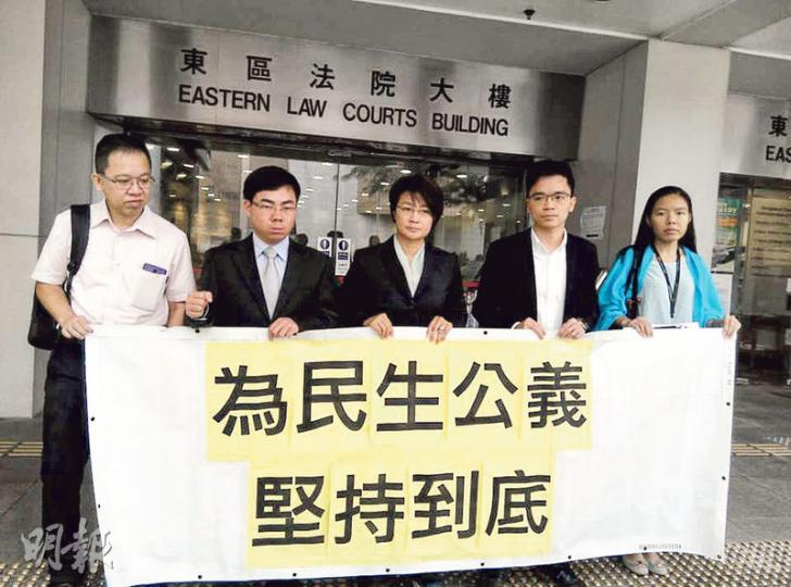方國珊(中)及張美雄(右二)被裁定違反立法會行政指令,在工務小組會議展示標語及喧嘩,方裕政(左二)則因阻撓立法會人員執勤,同遭罰款。(何偉畧攝) 方國珊(中)及張美雄(右二)被裁定違反立法會行政指令,在工務小組會議展示標語及喧嘩,方裕政(左二)則因阻撓立法會人員執勤,同遭罰款。(何偉畧攝)