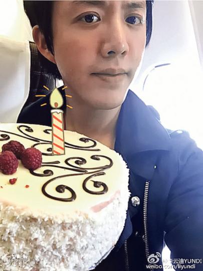 李雲迪為做曉明伴郎,寧在飛機上度過自己的生日。(微博圖片) 李雲迪為做曉明伴郎,寧在飛機上度過自己的生日。(微博圖片)