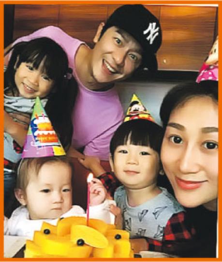 陳浩民46歲生日,有3個小寶寶及老婆相伴慶祝,幸福滿瀉。(微博圖片)細女若嫣萌爆,令陳浩民與太太蔣麗莎開心不已。(微博圖片) 陳浩民46歲生日,有3個小寶寶及老婆相伴慶祝,幸福滿瀉。(微博圖片)細女若嫣萌爆,令陳浩民與太太蔣麗莎開心不已。(微博圖片)