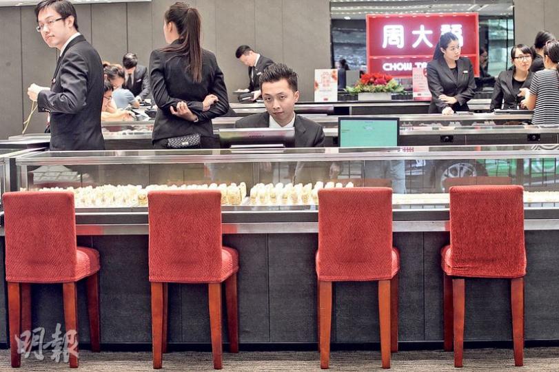 今年黃金周長假期內地旅客入境人數仍按年升2.3%,但來港旅客的消費力正在下降,零售業表現普遍出現下滑,珠寶店內旅客冷清。(李紹昌攝) 今年黃金周長假期內地旅客入境人數仍按年升2.3%,但來港旅客的消費力正在下降,零售業表現普遍出現下滑,珠寶店內旅客冷清。(李紹昌攝)
