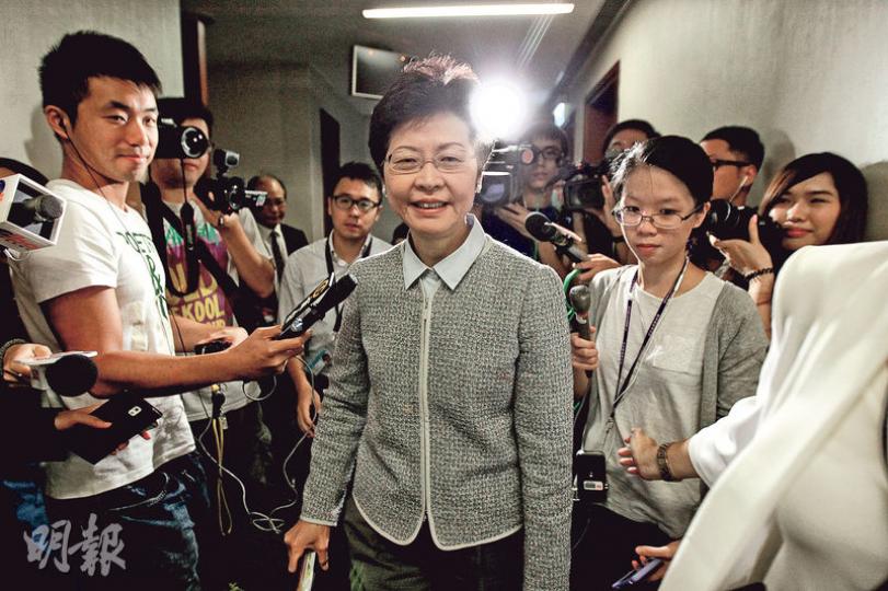 立法會內會昨舉行特別會議討論鉛水事件,政務司長林鄭月娥(中)在會上說,事件揭示現時相關政府部門的監督制度存有不足,但公務人員是按制度執行,看不到他們要負個人責任。(李紹昌攝) 立法會內會昨舉行特別會議討論鉛水事件,政務司長林鄭月娥(中)在會上說,事件揭示現時相關政府部門的監督制度存有不足,但公務人員是按制度執行,看不到他們要負個人責任。(李紹昌攝)