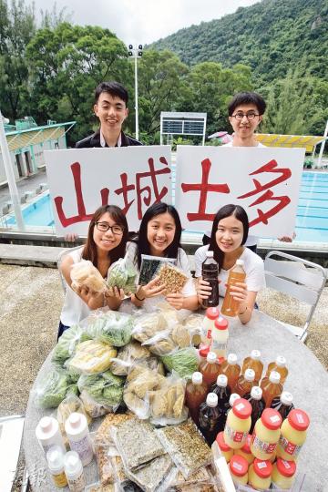 網店「山城士多」由10名中大學生發起,包括莊業豐(後左)、張隆(後右)、蘇惠欣(前左起)、鄭海珊和陳曉晴,為中大同學在大埔蒐羅本土產品,希望抗衡校內正在擴建的連鎖超市,讓同學有多一個選擇,並支持本地小店。(郭慶輝攝)「山城士多」代購貨品時都會贈送「故事」,讓同學從中了解製作背後的辛酸,藉此拉近消費者與生產者關係,最終希望同學可直接光顧小店。(郭慶輝攝) 網店「山城士多」由10名中大學生發起,包括莊業豐(後左)、張隆(後右)、蘇惠欣(前左起)、鄭海珊和陳曉晴,為中大同學在大埔蒐羅本土產品,希望抗衡校內正在擴建的連鎖超市,讓同學有多一個選擇,並支持本地小店。(郭慶輝攝)「山城士多」代購貨品時都會贈送「故事」,讓同學從中了解製作背後的辛酸,藉此拉近消費者與生產者關係,最終希望同學可直接光顧小店。(郭慶輝攝)
