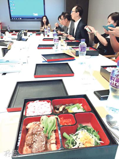 惜食堂用收集到的棄置食材製作飯餐,圖中的飯盒是廚師為傳媒特別整理,有醬油雞扒、蔬菜及番薯飯,賣相及材料較正常飯餐更精美及豐富。(黃振豪攝) 惜食堂用收集到的棄置食材製作飯餐,圖中的飯盒是廚師為傳媒特別整理,有醬油雞扒、蔬菜及番薯飯,賣相及材料較正常飯餐更精美及豐富。(黃振豪攝)