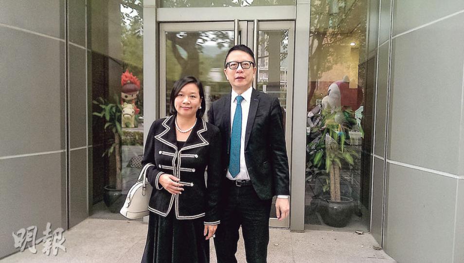 立法會議員梁美芬(左)昨為亞視執董葉家寶(右)任品格證人。梁美芬在庭外稱,現時仍為節目《感動香港》任評判,笑言「估唔到佢哋仍然做到」。(章淑廉攝) 立法會議員梁美芬(左)昨為亞視執董葉家寶(右)任品格證人。梁美芬在庭外稱,現時仍為節目《感動香港》任評判,笑言「估唔到佢哋仍然做到」。(章淑廉攝)